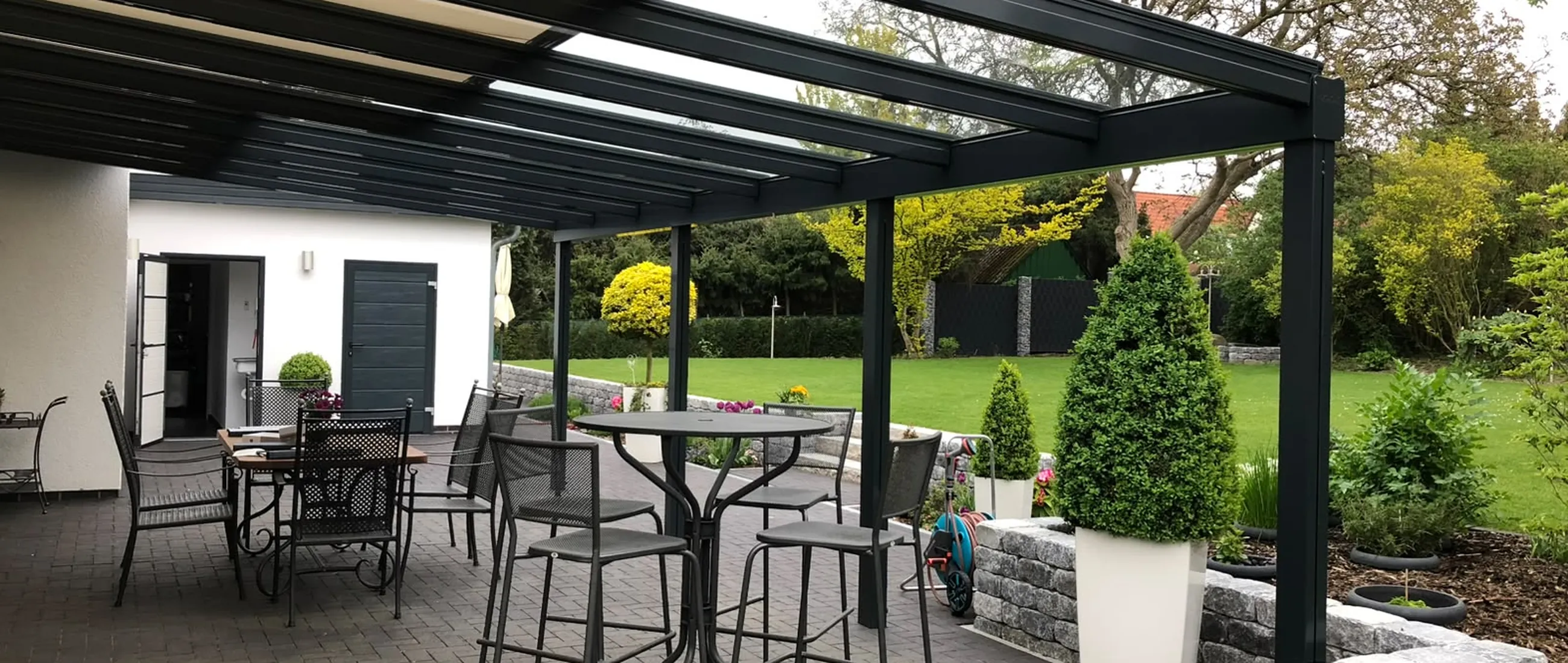 Großes Alu-Terrassendach mit Beschattung an einem Wohnhaus, gebaut von der Glaserei Laugesen