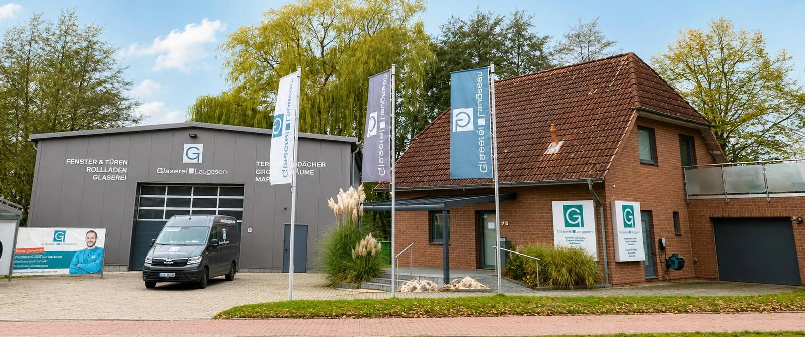 Betriebsgelände der Glaserei Laugesen an der Waller Heerstraße 75 in Verden-Walle mit Halle, Fahnen und aufgebautem Terrassendach