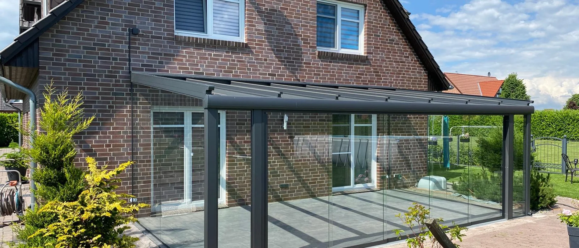 Klinkerhaus in Verden mit Alu-Terrassendach, Glas-Schiebewänden, Rollläden und SCHÜCO-Fenstern von der Glaserei Laugesen