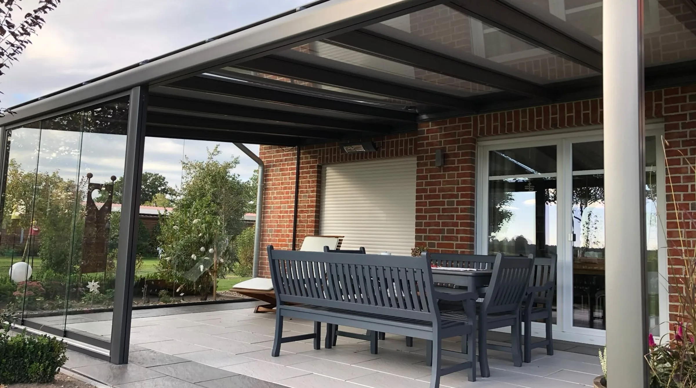 Alu-Terrassendach mit Glaseindeckung, gebaut von der Glaserei Laugesen aus Verden