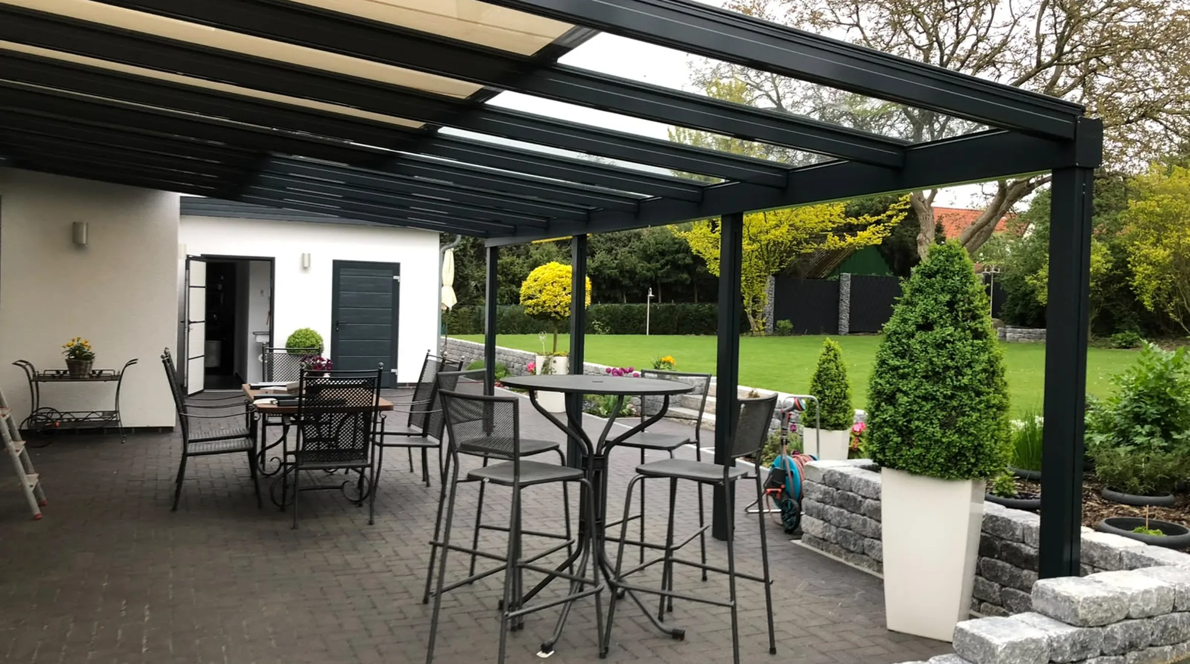 Alu-Terrassendach mit Glaseindeckung, gebaut von der Glaserei Laugesen aus Verden