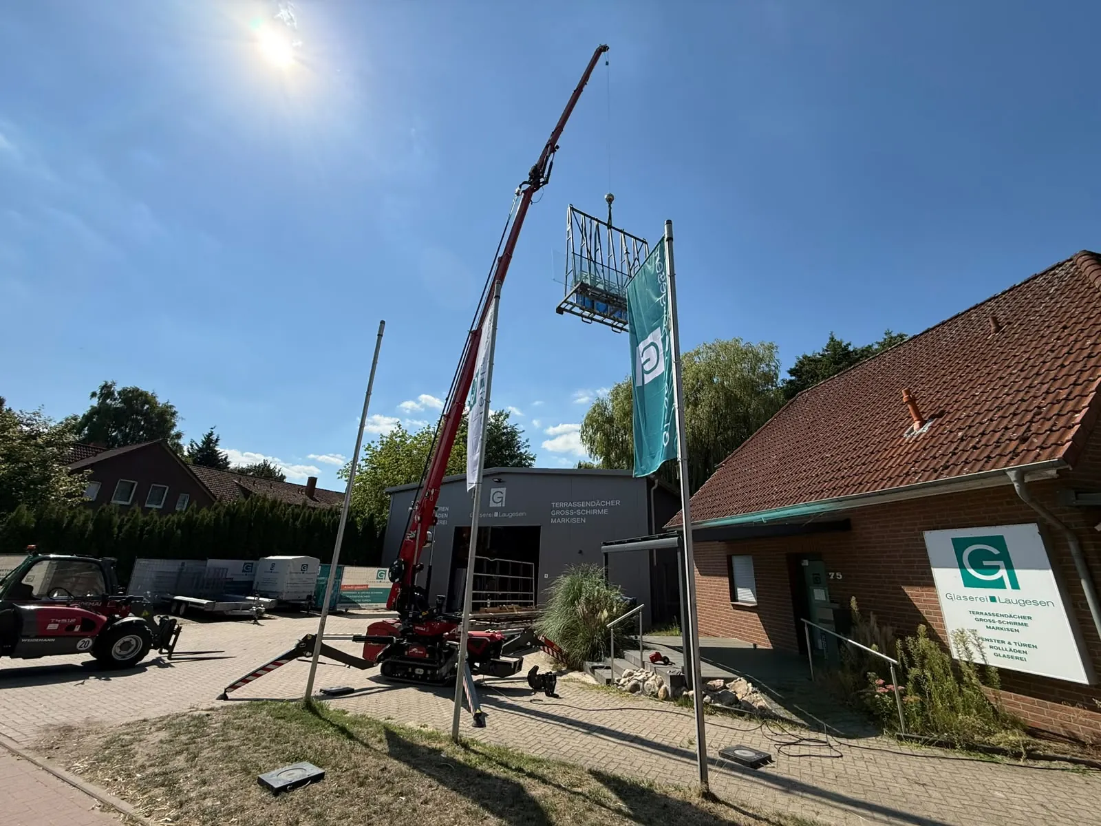 Mini-Kran der Glaserei Laugesen aufgebaut vor dem Betrieb an der Waller Heerstraße in Verden