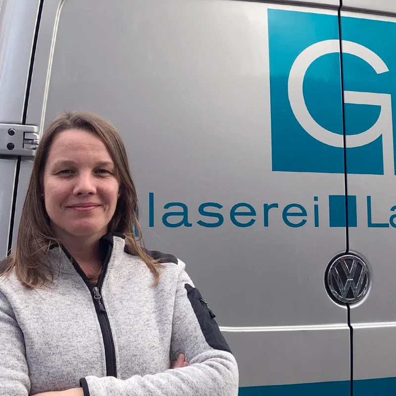 Linda Laugesen im Büro der Glaserei Laugesen in Verden